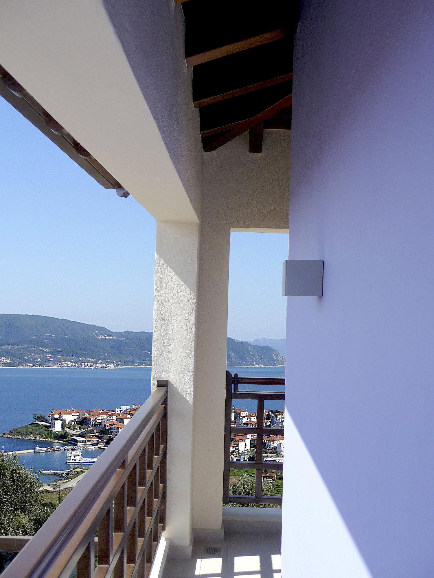 Helianthus Guesthouse Амоляни Екстериор снимка